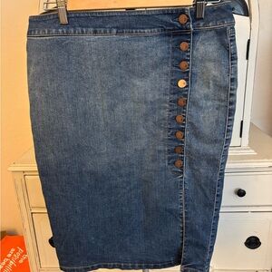 NWT Soho Blue Denim Pencil Skirt with Button Accents 24 inches long.